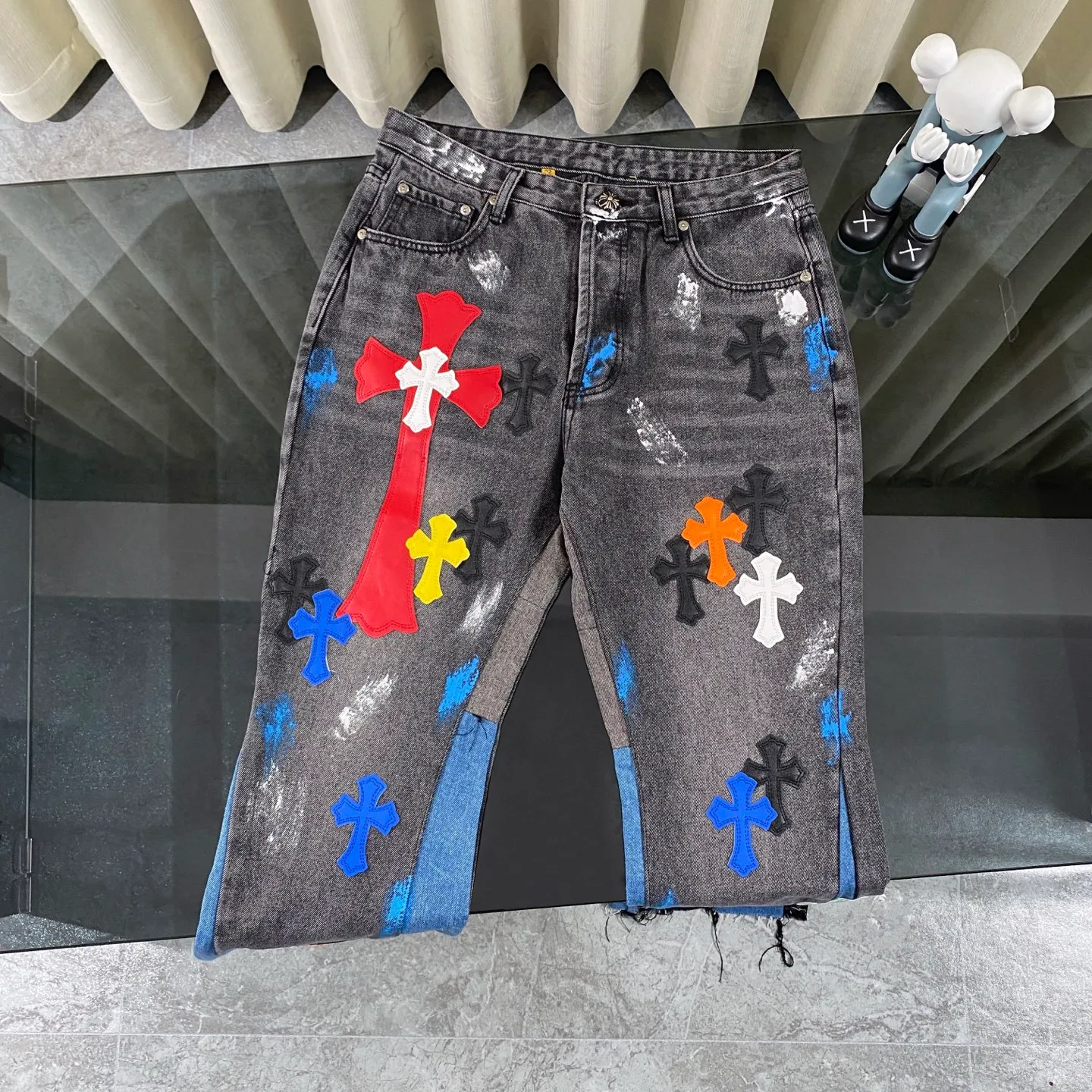 P270 CH Chromehearts colorful stitched cross patch leather retro hand-painted splash-ink jeans, counter price 34W level, patch cross flower embellishment, washed jeans! ! An absolutely high-end luxury product, a 1.9W-level god-level single product, a super popular product, made by top heavy industry, a magic weapon that cannot be missed! [About Zangyin] This is an extremely luxurious fashion brand that can also be called the aristocracy of the high street. It has always been an exclusive brand for some hipsters or rich second generations. Compared with ordinary high streets, it is more luxurious and noble. Compared with luxury brands, it is more fashionable and individual. It has always been a brand that I have a special liking for. [Top heavy industry fashion design] Consistently high-street luxury style. Speaking of this style, the Zangyin family and GU family are definitely the leading representative brands. Especially the Zangyin family has really achieved a state-of-the-art effect in creating high-street style. The unique washed material is used to create this style. The color system is already quite eye-catching. After it is decorated with patchwork cross flowers, it cleverly highlights the charm of the brand. Secondly, this style uses classic The high-waist cutting design highlights the long legs and fashionable temperament of the upper body. The brand is highly recognizable and the slim fit configuration is more suitable for daily wear. It is a product that interprets personality, fashion, and specifications at a glance. This single product is enough to make any fan excited. It can be a white T-shirt for a youthful college style, or a tight suspender for a royal style. It has strong matching ability and can be easily controlled by men.  [Materials and craftsmanship] Needless to say, this point goes without saying. As an excellent craftsman brand, Zangyin’s requirements for details and craftsmanship are really perfect. The washed color of this model has gone through so many processes, not to mention the embellishment of denim appliques. It is also purely hand-made and sewn. Just like what they believe in, only hand-made things have soul and have the meaning of wear. A top-notch heavy-duty fashionable denim item, I look forward to your perfect interpretation! !  Color: black gray Size: 28-36